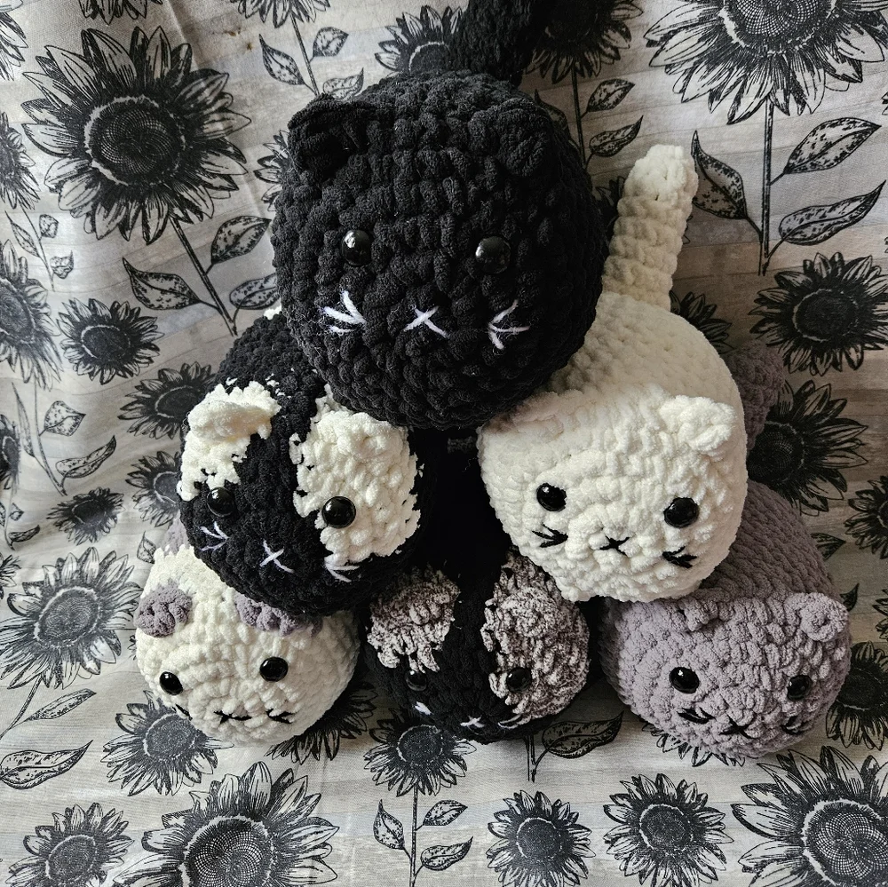 CUSTOM Crochet Chunky Loaf Cat Amigurumi - Picture 5 of 6